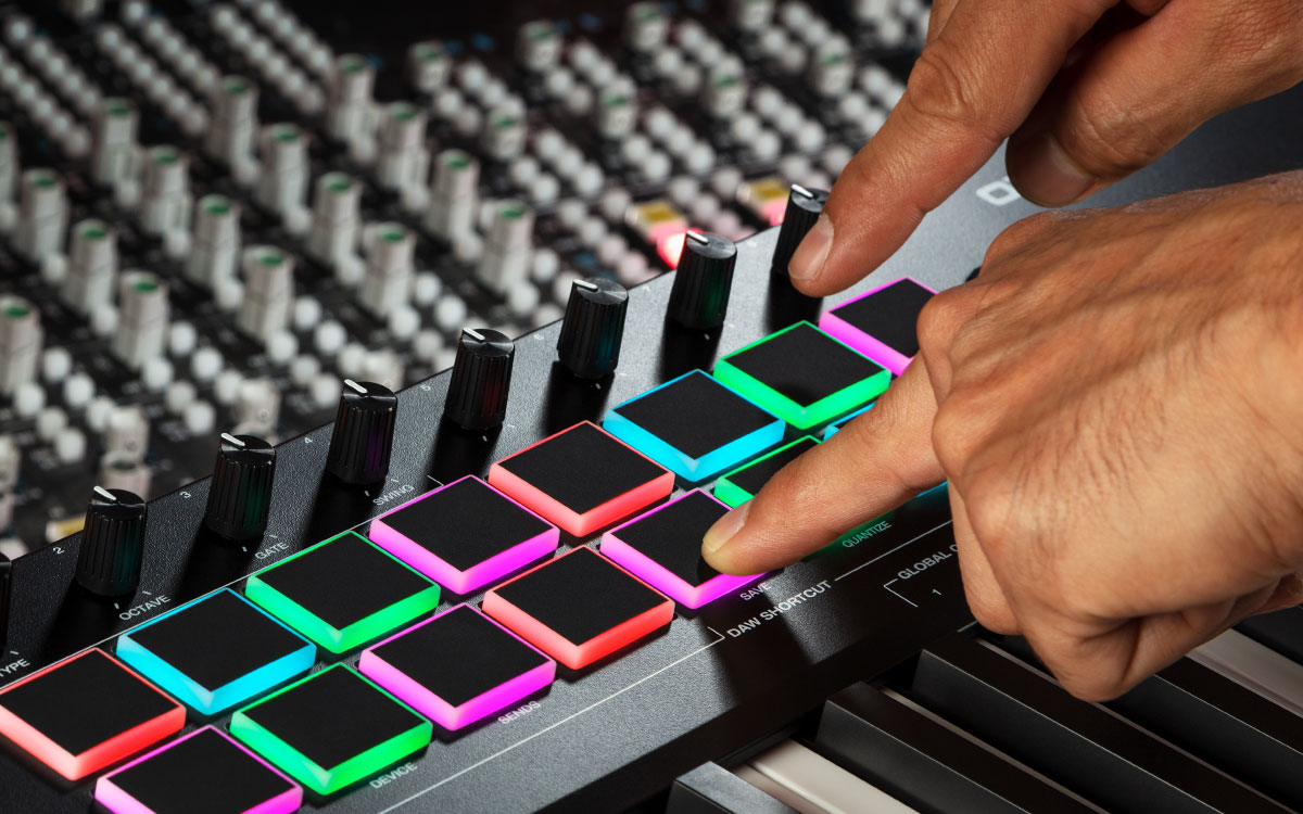 Controlador MIDI M-AUDIO OXYGEN PRO 61 | 61Teclas Semipesadas - Imagen 3